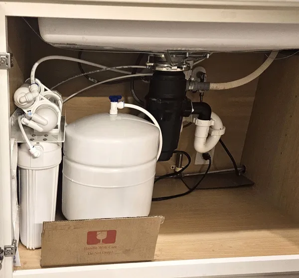 Under-sink reverse osmosis system with storage tank
